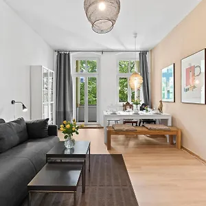 Apartment 33 Efg Schoenhauser Allee Mit Balkon, Berlin